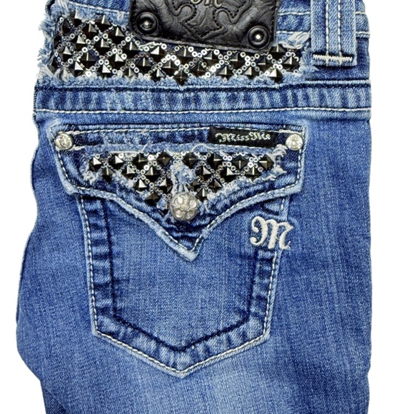 Miss Me Capri Bermuda Shorts - Picture 5 of 5